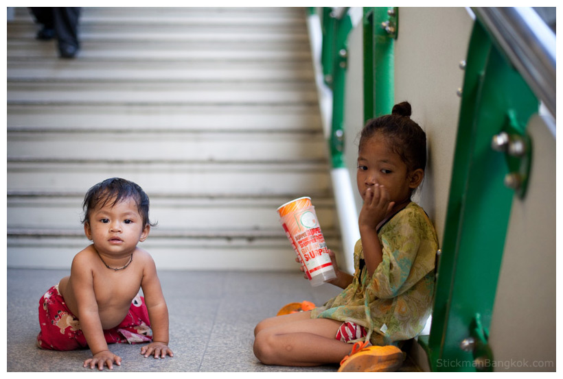 Thai children begging