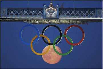 Moon between Olympic rings makes for breathtaking London photographs With Photoshop altered images being discovered at the highest levels of journalism you just can’t help but wonder. My vote is this is real. You?
