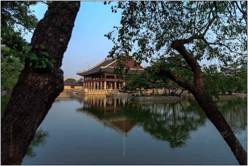 The parks’ closing time is 1800 during the summer months so time remained for more images. I proceeded back to the first lake and captured the above image of the Gyeonghoeru Pavilion with its reflection on the water. The crowd surrounding the lake had grown considerably larger by this time so I decided to move again back to the inner palace for a few shots before returning for the last folk show of the day.