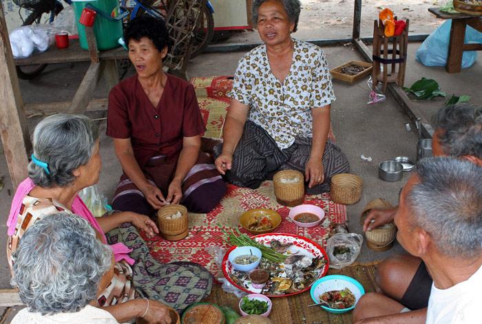 A bunch of seniors enjoy lunch in the temple grounds in rural Nongkhai. They kindly invited us to share with them but as much as I like Isaan food, this mix looked just a bit too spicy!