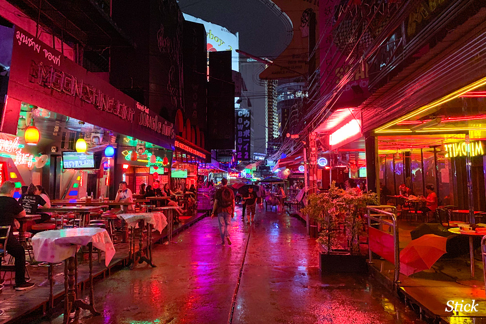 Rainy nights kill bar trade and on Soi Cowboy, many bars don’t even turn the neon lights on. 
