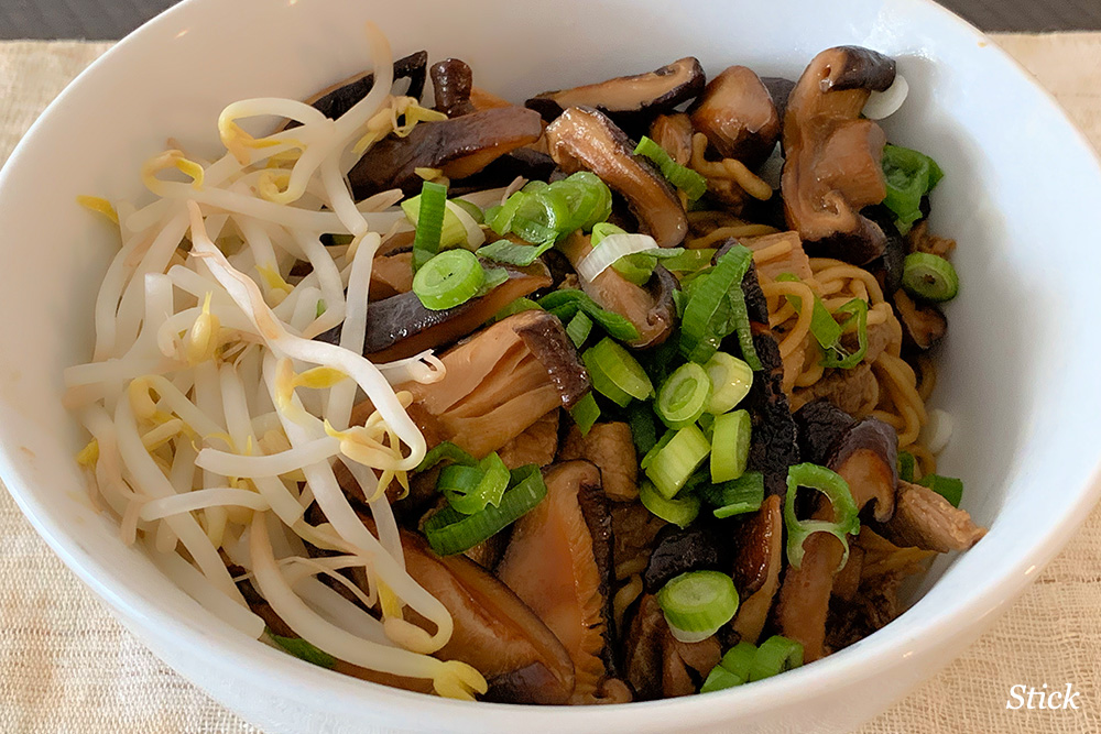 Dry gooey teeow with beef, mushrooms, spring onions and mung beans, quick and super easy. 