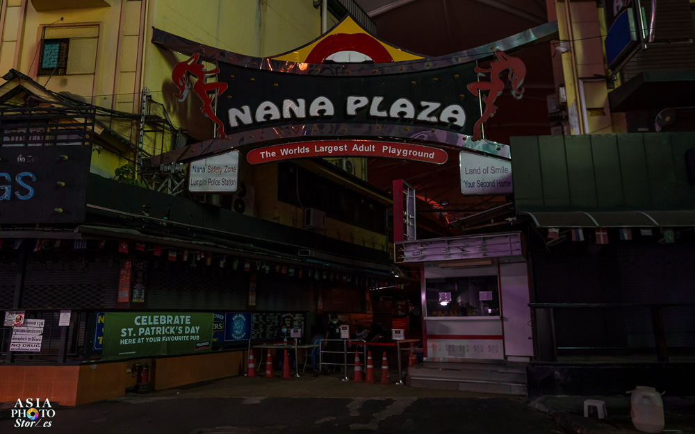 Nana Plaza remains in darkness. Photo credits: Asia Photo Stories. 