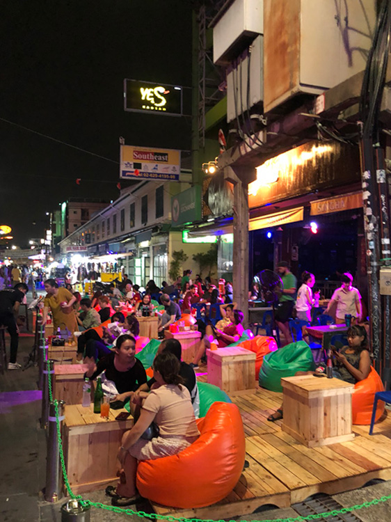 Thais enjoying Khao San Road sans farang. 