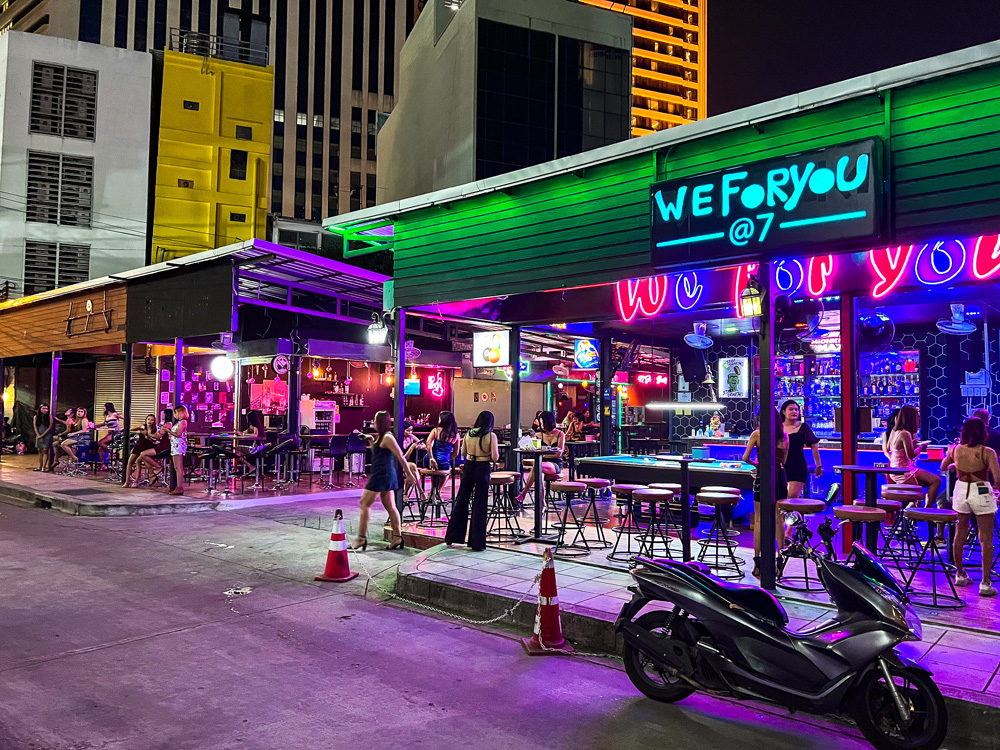 The "front" of the Sukhumvit soi 7 beer bar complex.