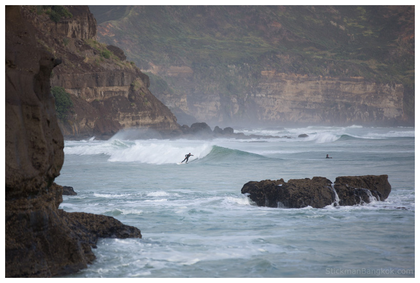 Muriwai Beach surfing